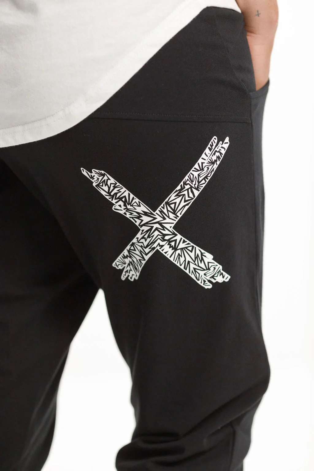 3/4 Apartment Pants - Black with Paper Plane X - Image 2