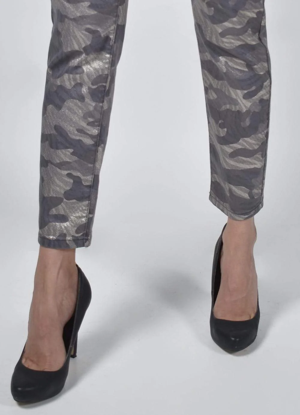 Frank Lyman 213108U Camo/Grey Woven Denim Pant - Image 4
