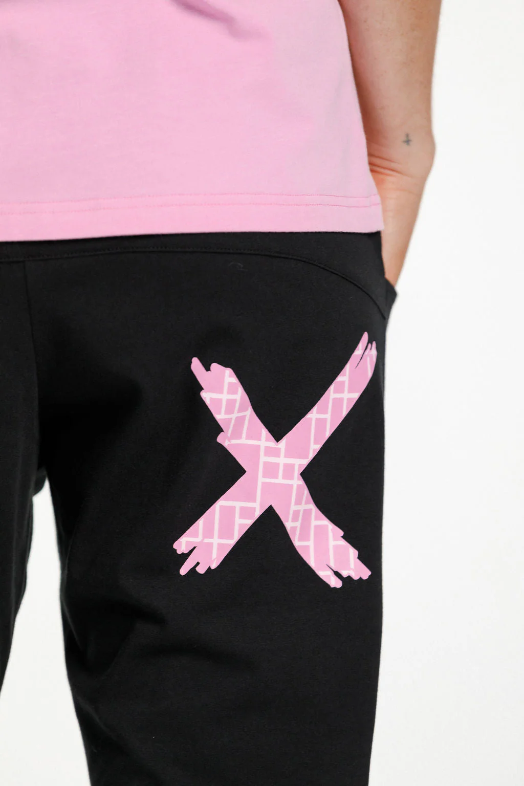 Home Lee 3/4 Apartment Pants Black with Pink Bloom