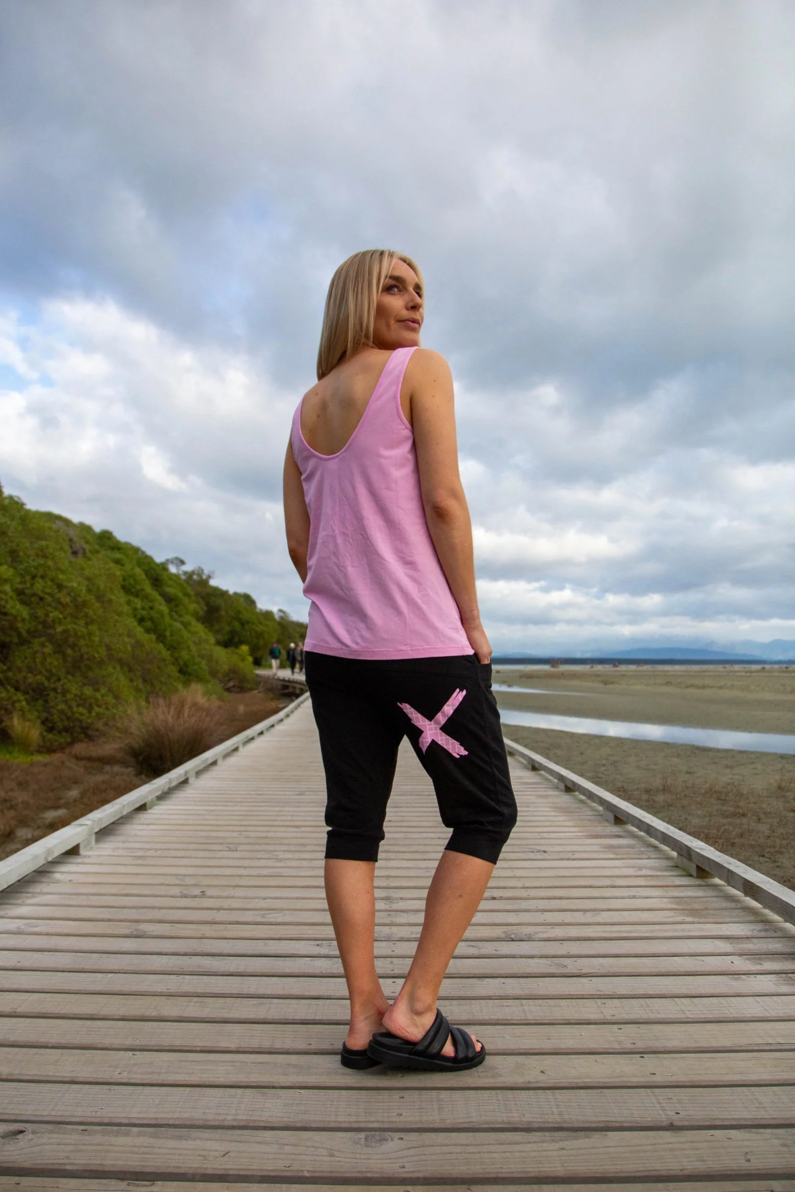 Home Lee 3/4 Apartment Pants Black with Pink Bloom - Image 2