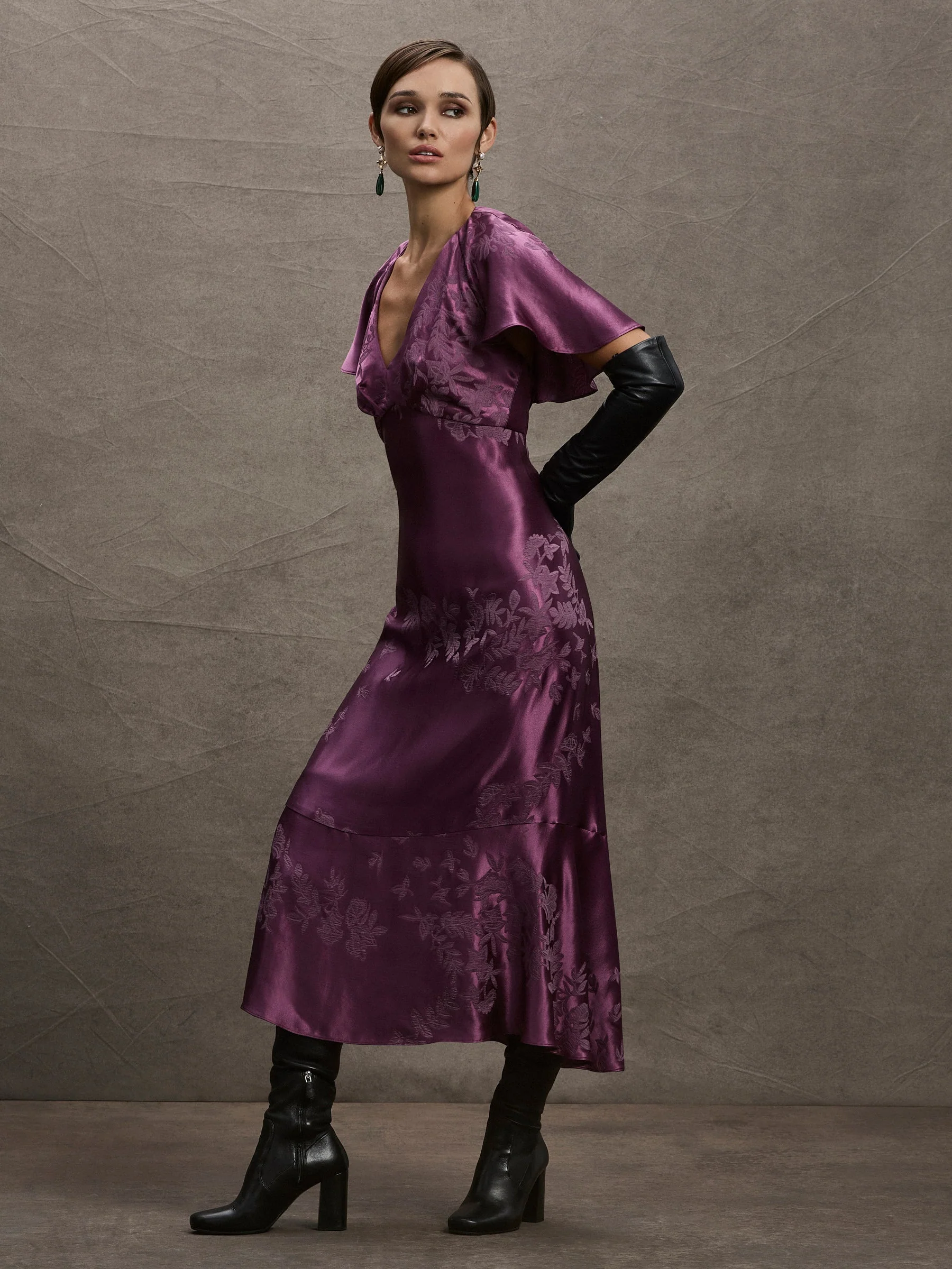 Moss & Spy Primrose V-Neck Dress - Image 3